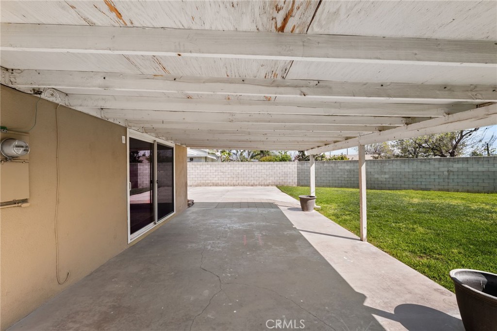 6661 Yucca Avenue Rialto, CA 92376 - Photo 35 of 44 a view of a backyard