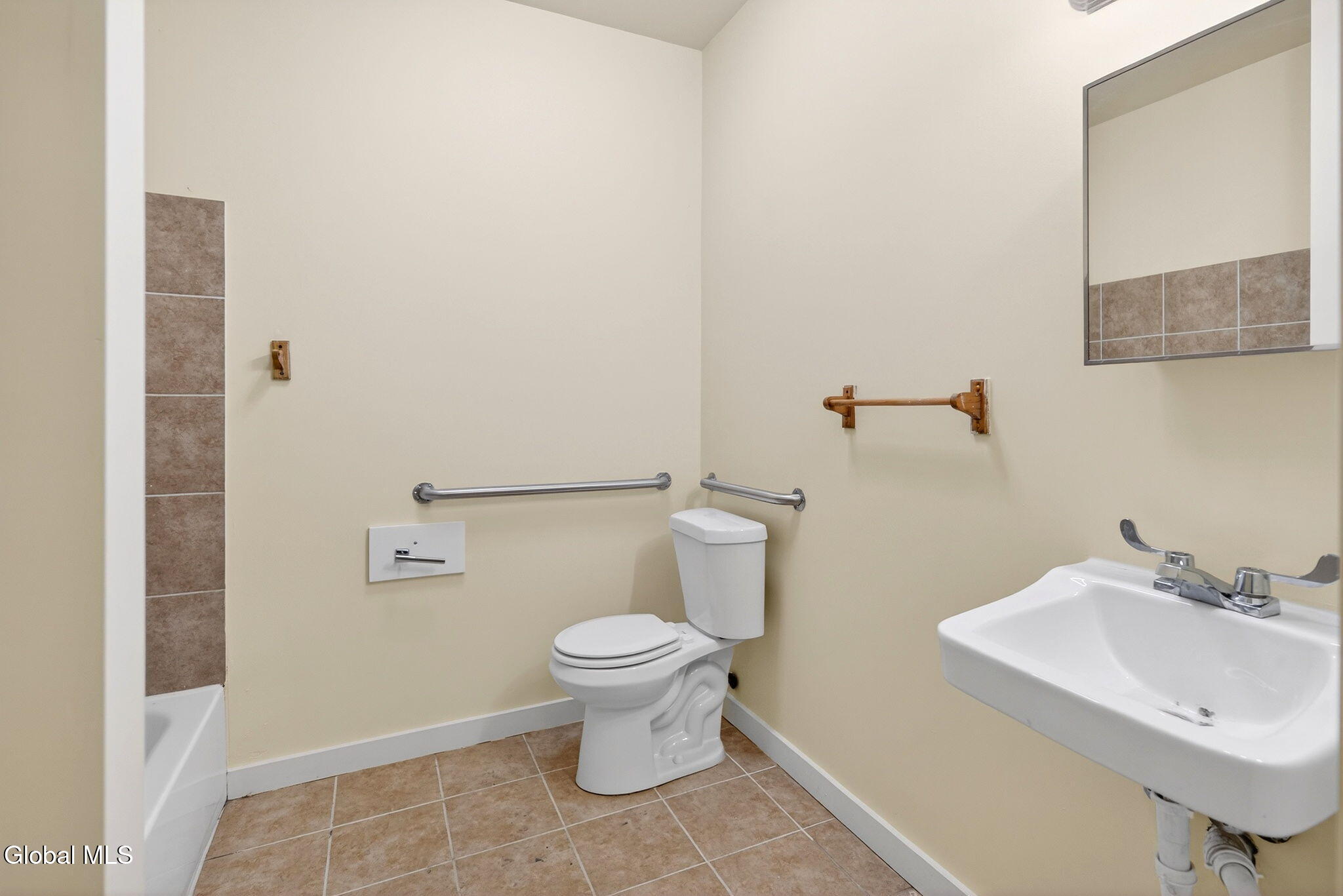 38 Tyler Street Troy, NY 12180 - Photo 7 of 28 38 Tyler Interior 6