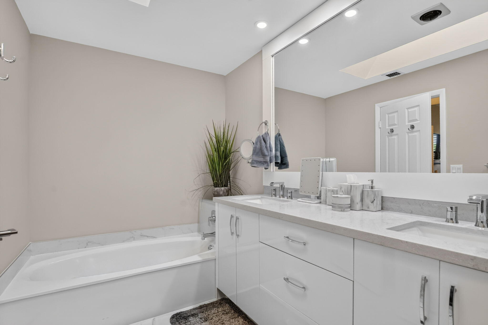 7535 La Paz Boulevard, Unit 306 Boca Raton, FL 33433 - Photo 24 of 37 master bathroom