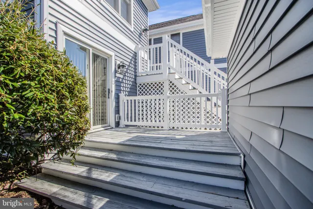 a view of a fountain in front of a house