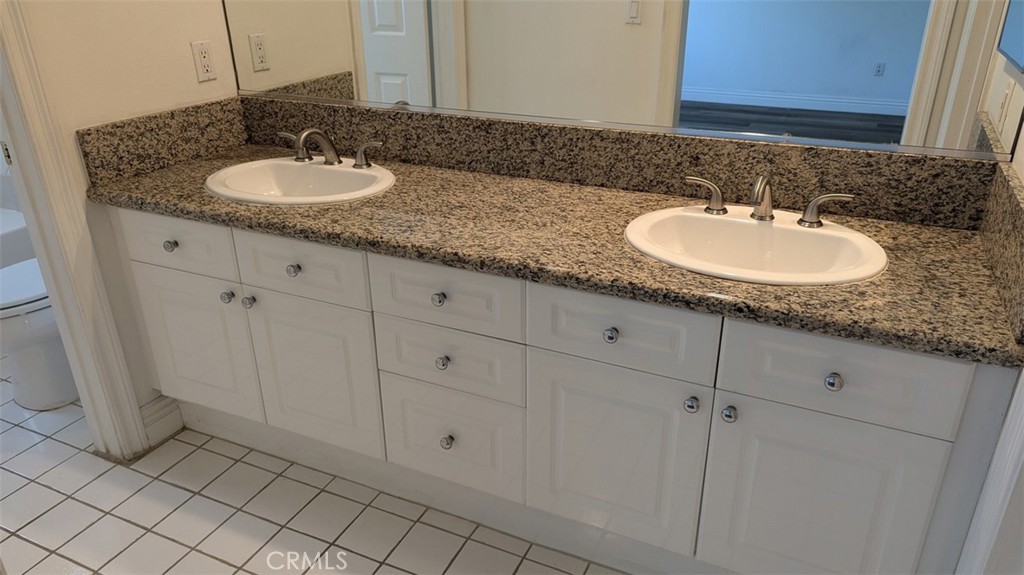255 North Michigan Avenue, Unit 4 Pasadena, CA 91106 - Photo 36 of 39 a bathroom with a sink and a mirror