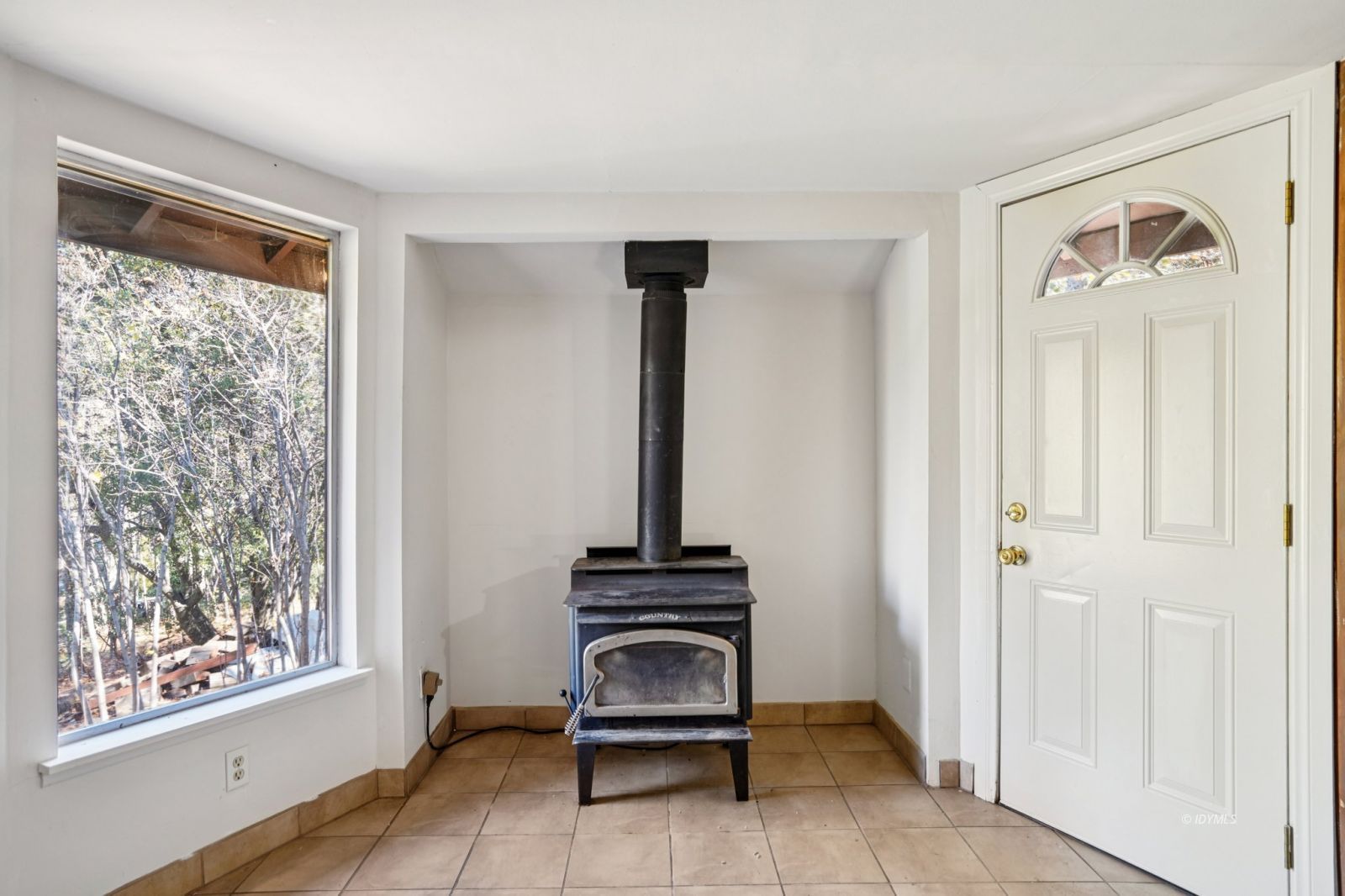 53451 Middleridge Drive Idyllwild, CA 92549 - Photo 6 of 30 a view of a livingroom with shelves and a entryway