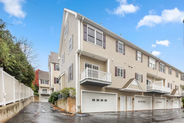 $675,000 | 160 Glenbrook Road, Unit 3D, Stamford, CT 06902