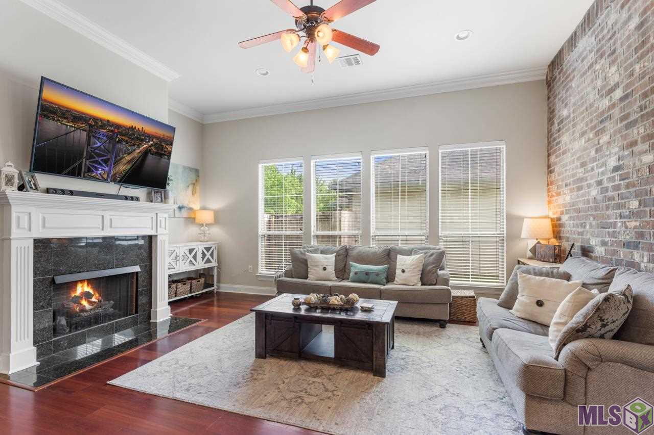 7017 Sweetspire Drive Baton Rouge, LA 70817 - Photo 4 of 13 Bright but cozy living area