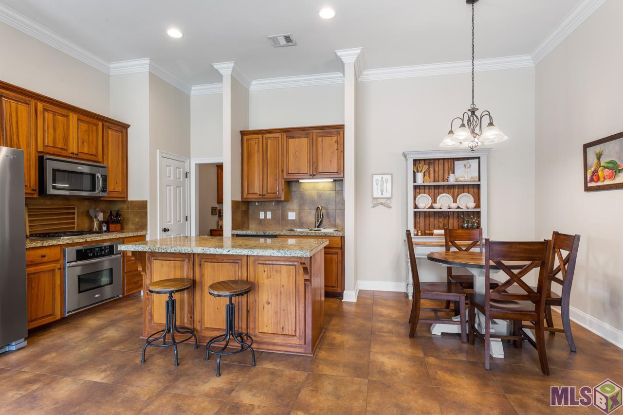 7017 Sweetspire Drive Baton Rouge, LA 70817 - Photo 5 of 13 Large dine at island