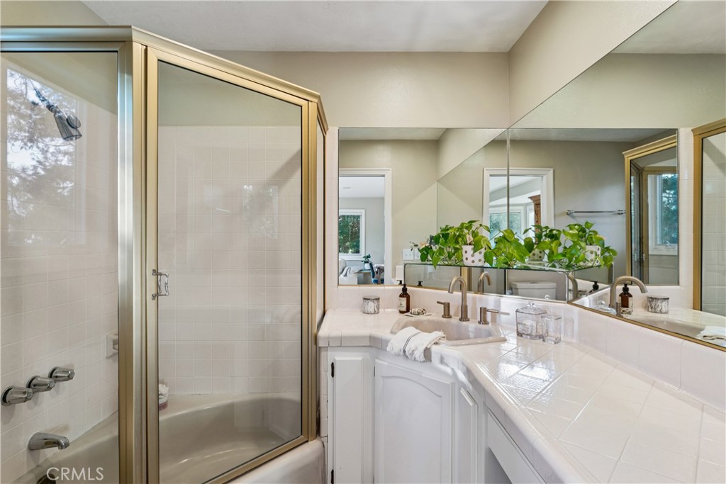 469 Golf Course Road Lake Arrowhead, CA 92352 - Photo 13 of 75 Ensuite bathroom to primary bedroom