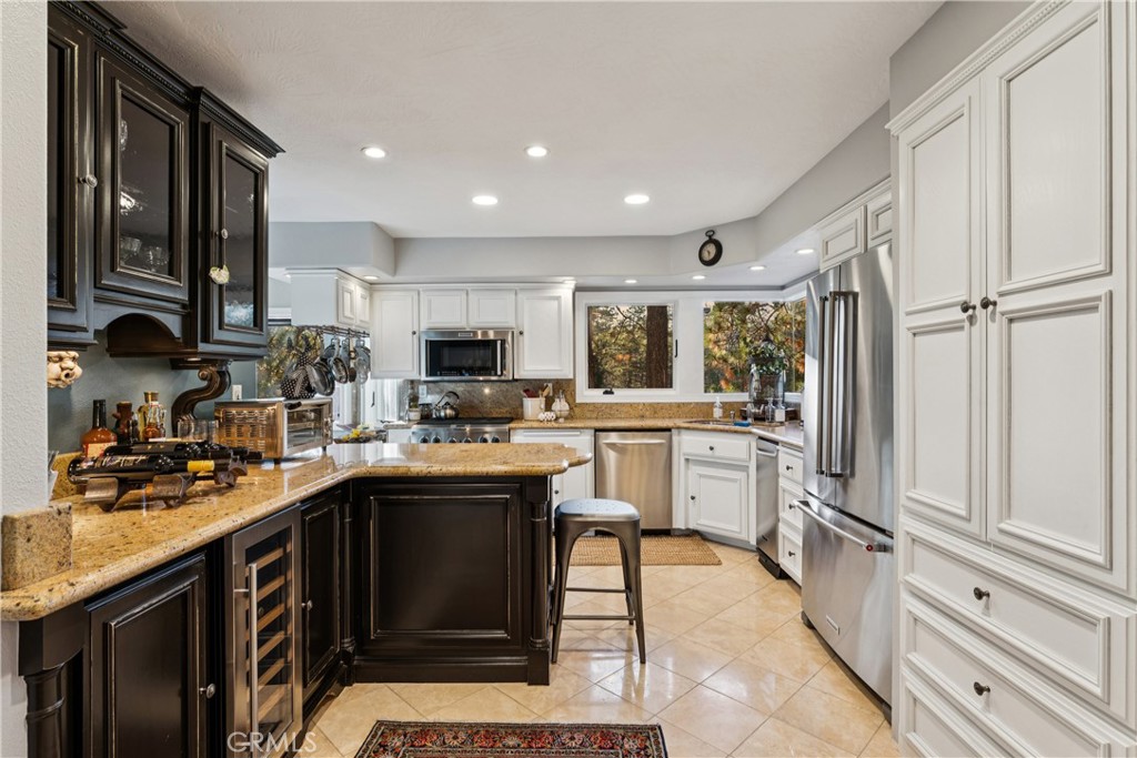 469 Golf Course Road Lake Arrowhead, CA 92352 - Photo 25 of 75 Main level kitchen