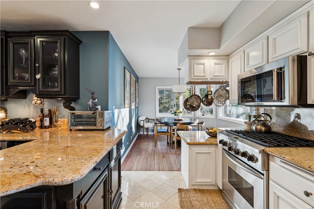 469 Golf Course Road Lake Arrowhead, CA 92352 - Photo 27 of 75 Main level kitchen