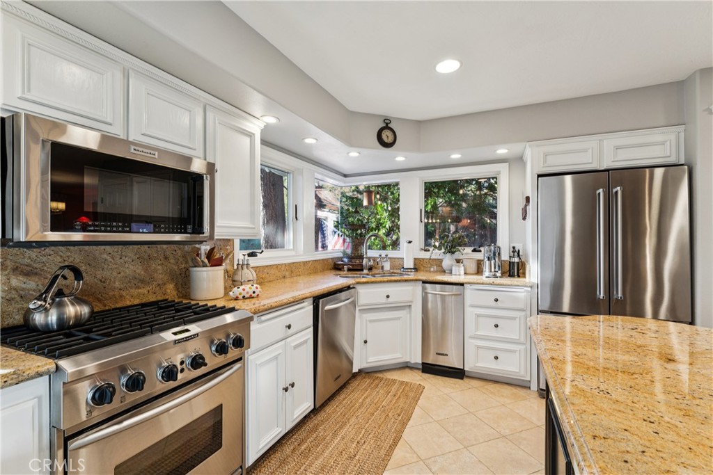 469 Golf Course Road Lake Arrowhead, CA 92352 - Photo 28 of 75 Main level kitchen