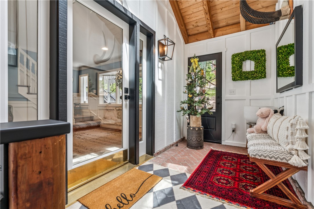 469 Golf Course Road Lake Arrowhead, CA 92352 - Photo 7 of 75 Mudroom