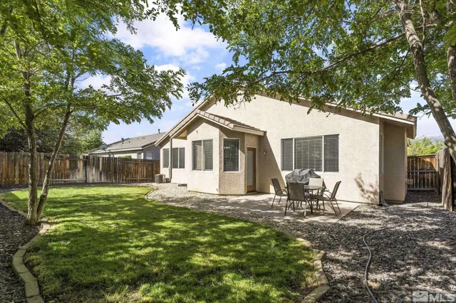 a view of a house with backyard