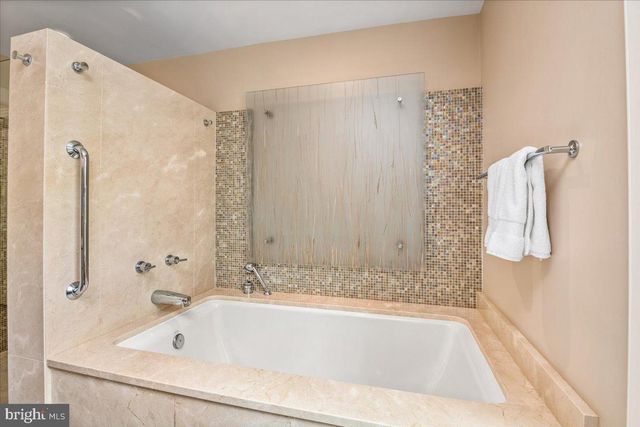 $1,400,000 | 4013 Fort Worth Avenue, Alexandria, VA 22304