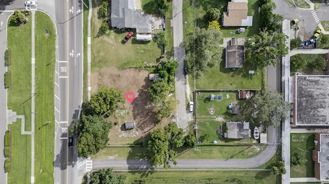 a view of yard with green space and trees all around