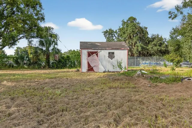a view of a backyard