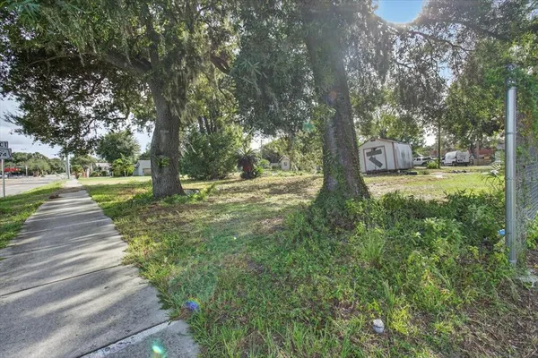 a view of a yard with a house