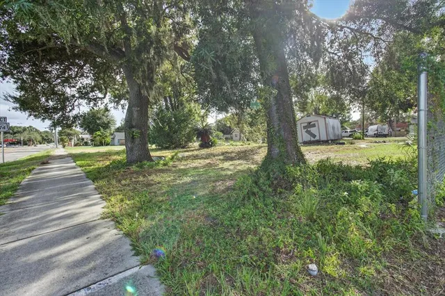 a view of a yard with a house