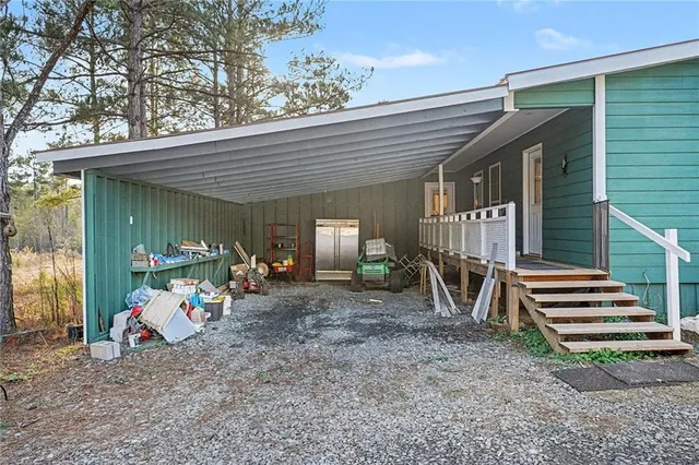 a view of a house with backyard