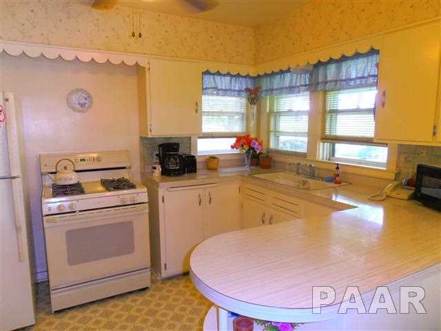 1107 Spring Bay Road East Peoria, IL 61611 - Photo 13 of 24 Gallery Image 13