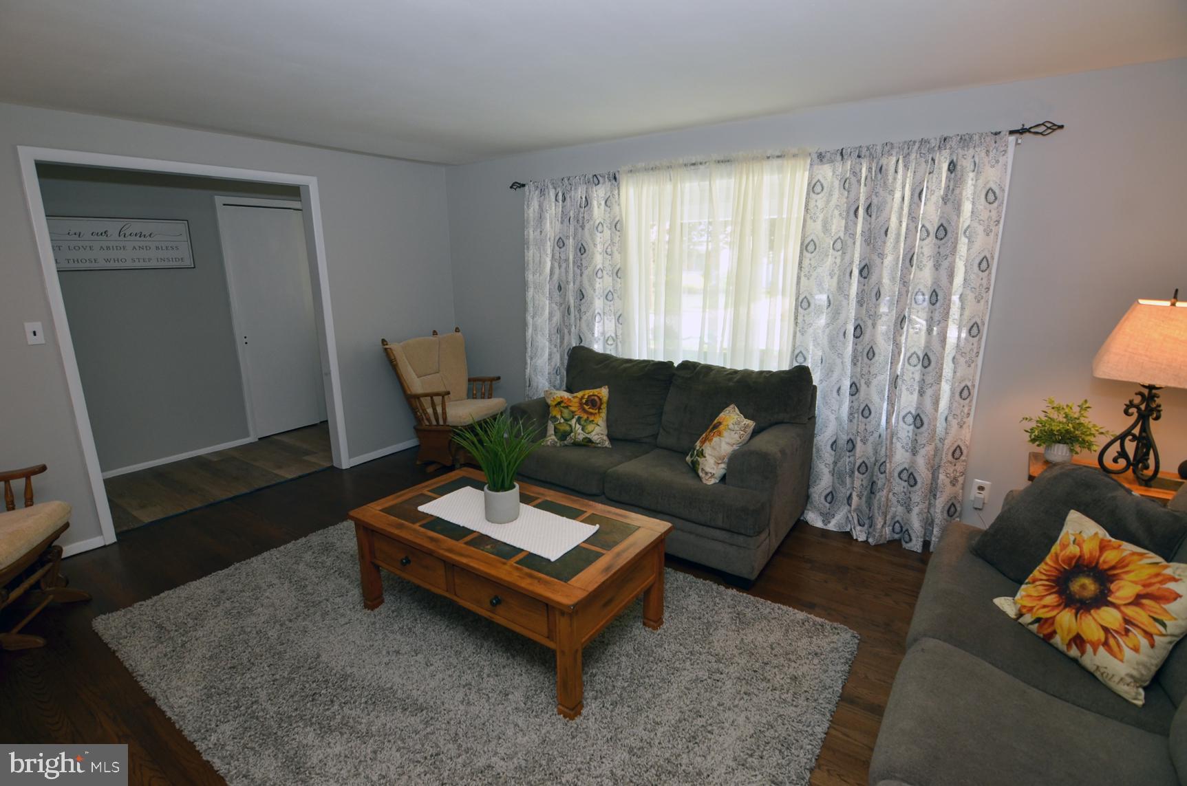 15 Yorkshire Road Hamilton, NJ 08610 - Photo 5 of 34 Living Room