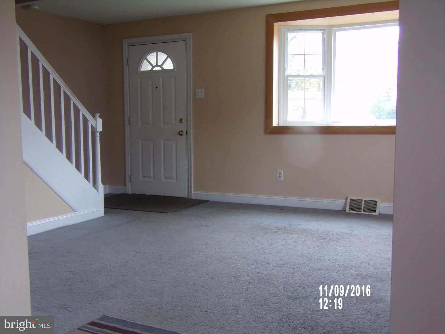 648 South York Road Hatboro, PA 19040 - Photo 6 of 18 Living Room