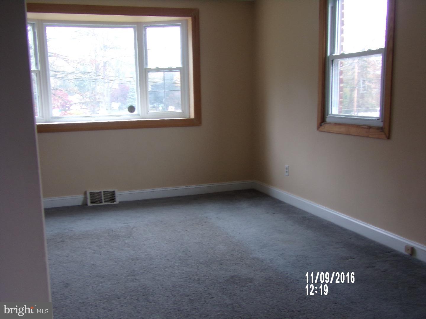 648 South York Road Hatboro, PA 19040 - Photo 7 of 18 Living Room