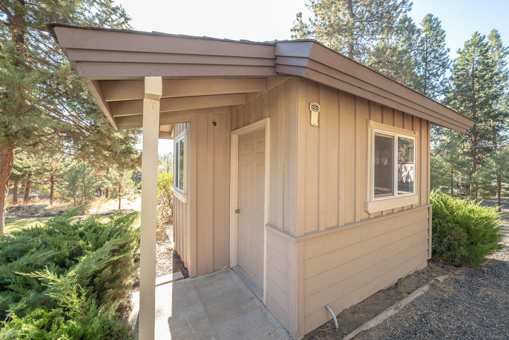 19132 Pumice Butte Road Bend, OR 97702 - Photo 37 of 49