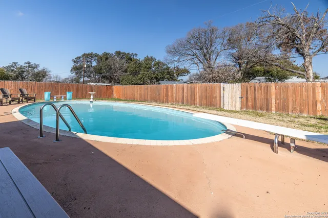 $999 | 221 Cloudmont Drive, Windcrest, TX 78239