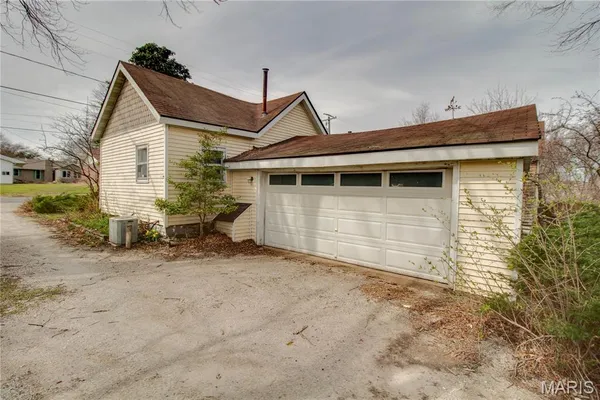 $110,000 | 407 South Locust Street, Carlinville, IL 62626