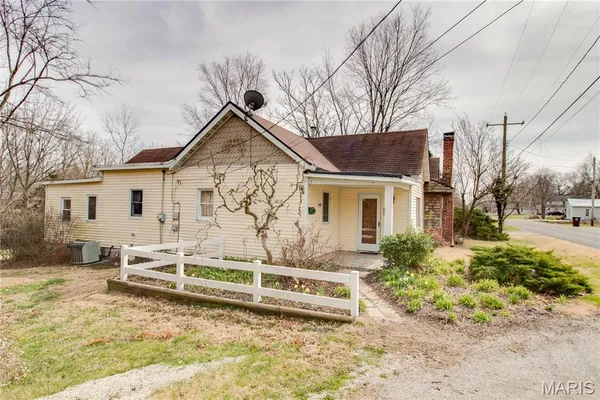 $110,000 | 407 South Locust Street, Carlinville, IL 62626