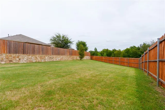 a view of a backyard