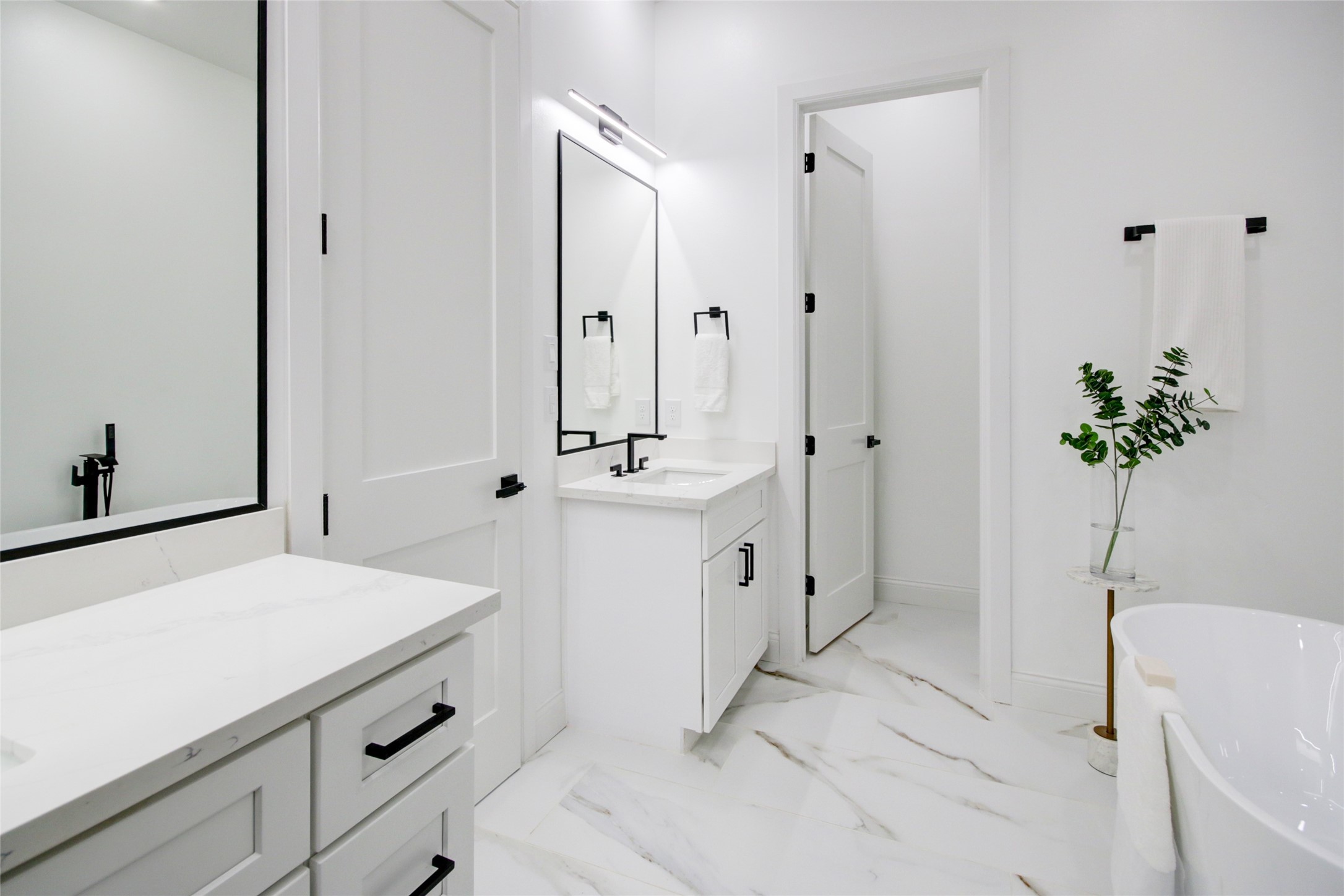 1214 West 24th Street, Unit B Houston, TX 77008 - Photo 45 of 45 a bathroom with a sink and a mirror
