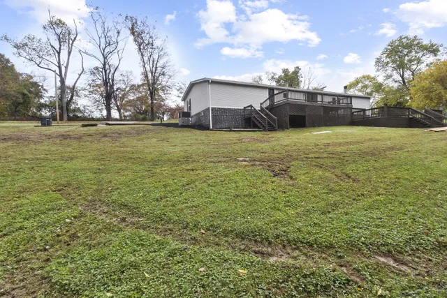 a view of a backyard