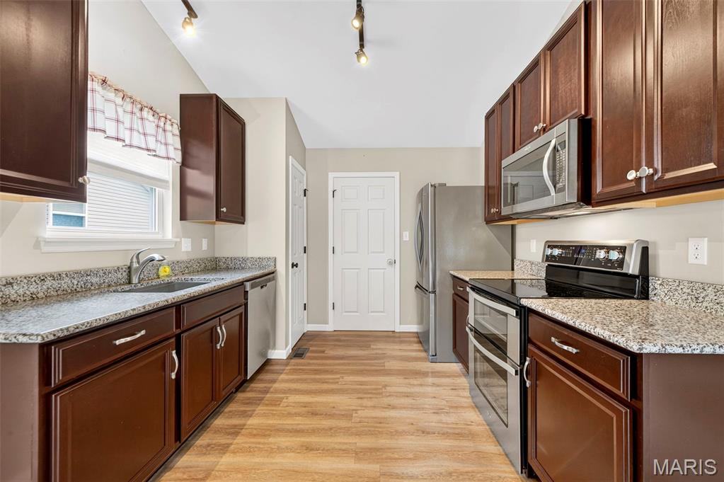 2082 Shetland Path High Ridge, MO 63049 - Photo 11 of 37