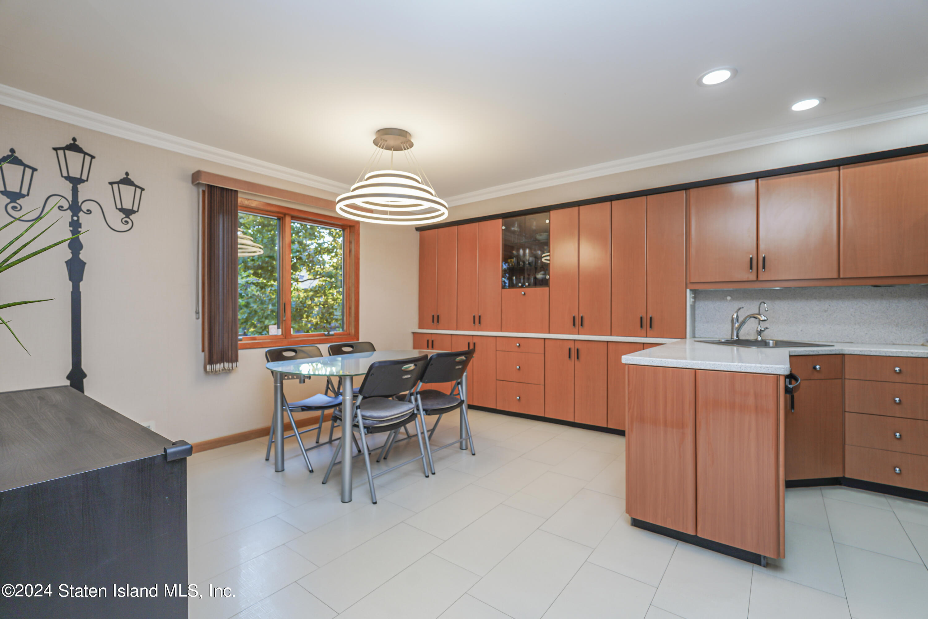 53 Alan Loop Staten Island, NY 10304 - Photo 4 of 37 (4) KITCHEN