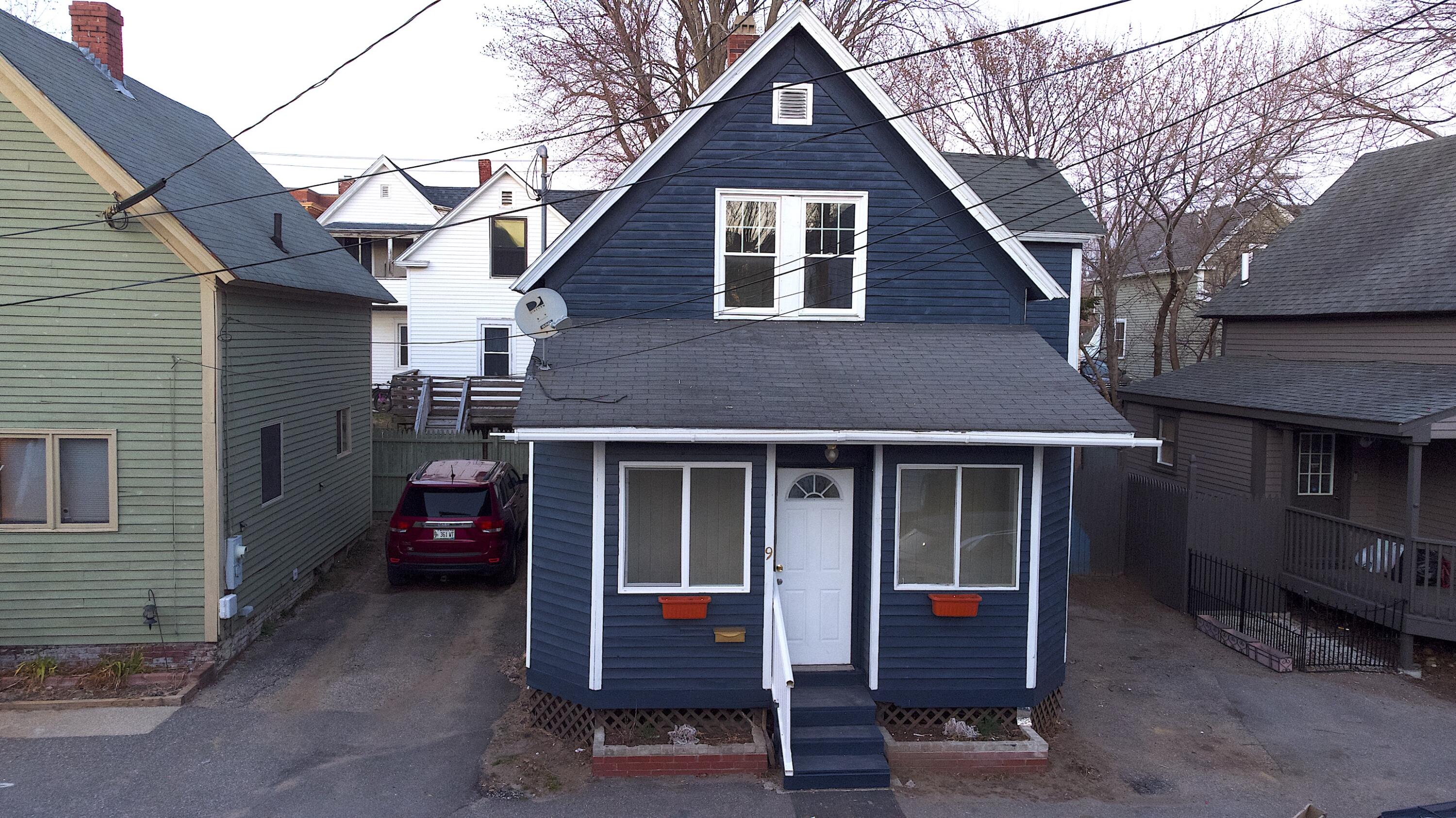 9 Spruce Ct Exterior Front