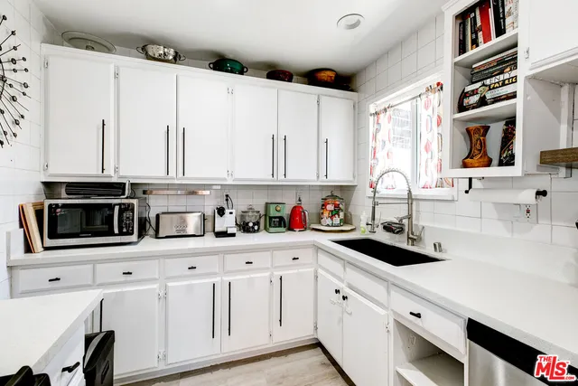 $995,000 | 6122 Satsuma Avenue, North Hollywood, CA 91606