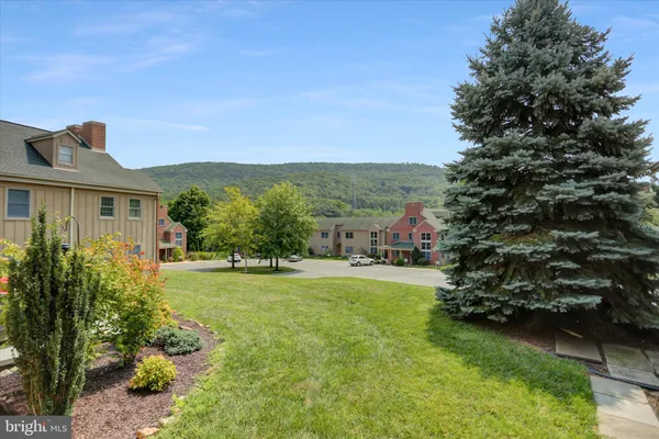 a view of a house with backyard and garden