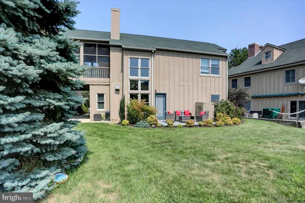 a view of a house with backyard and porch