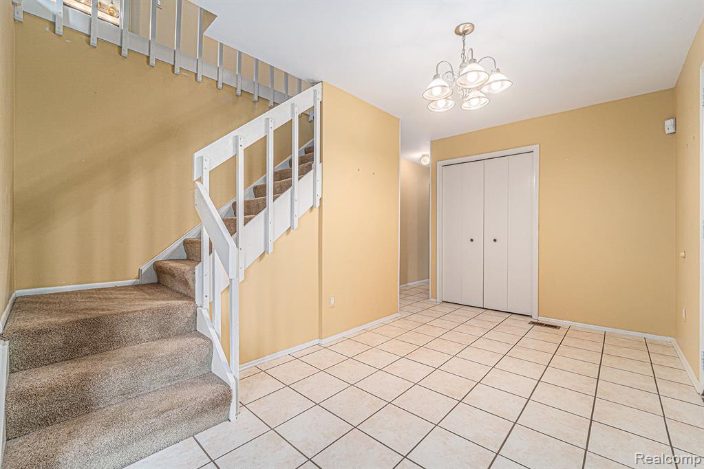 8165 Holcomb Road Clarkston, MI 48348 - Photo 5 of 43