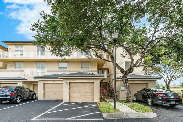 $3,100 | 2040 Greenview Shores Boulevard, Unit 223, Wellington, FL 33414