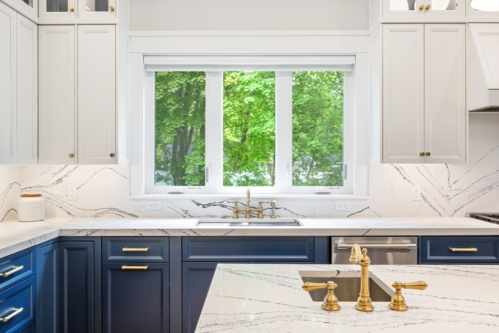 7 Phyllis Lane Milton, MA 02186 - Photo 5 of 37