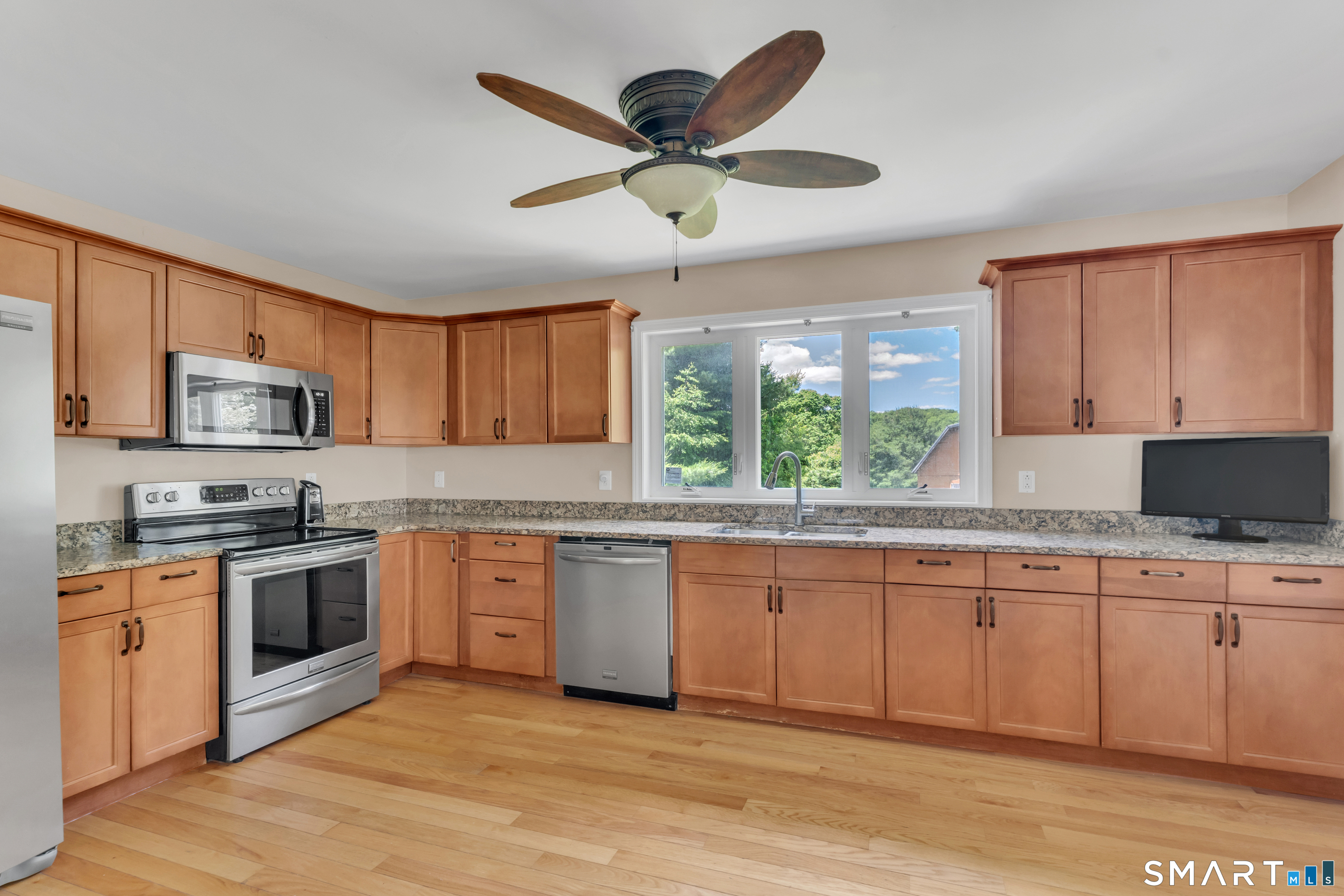 346 Hazelnut Hill Road Groton, CT 06340 - Photo 3 of 29