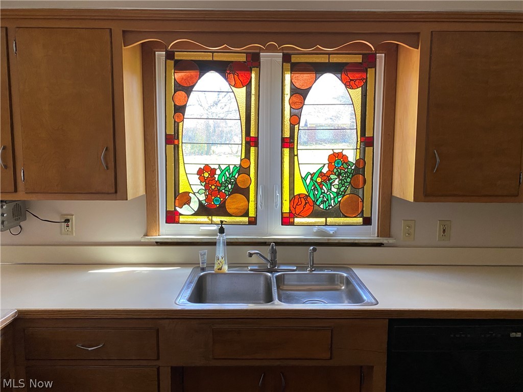 16208 Cleviden Road Cleveland, OH 44112 - Photo 8 of 24