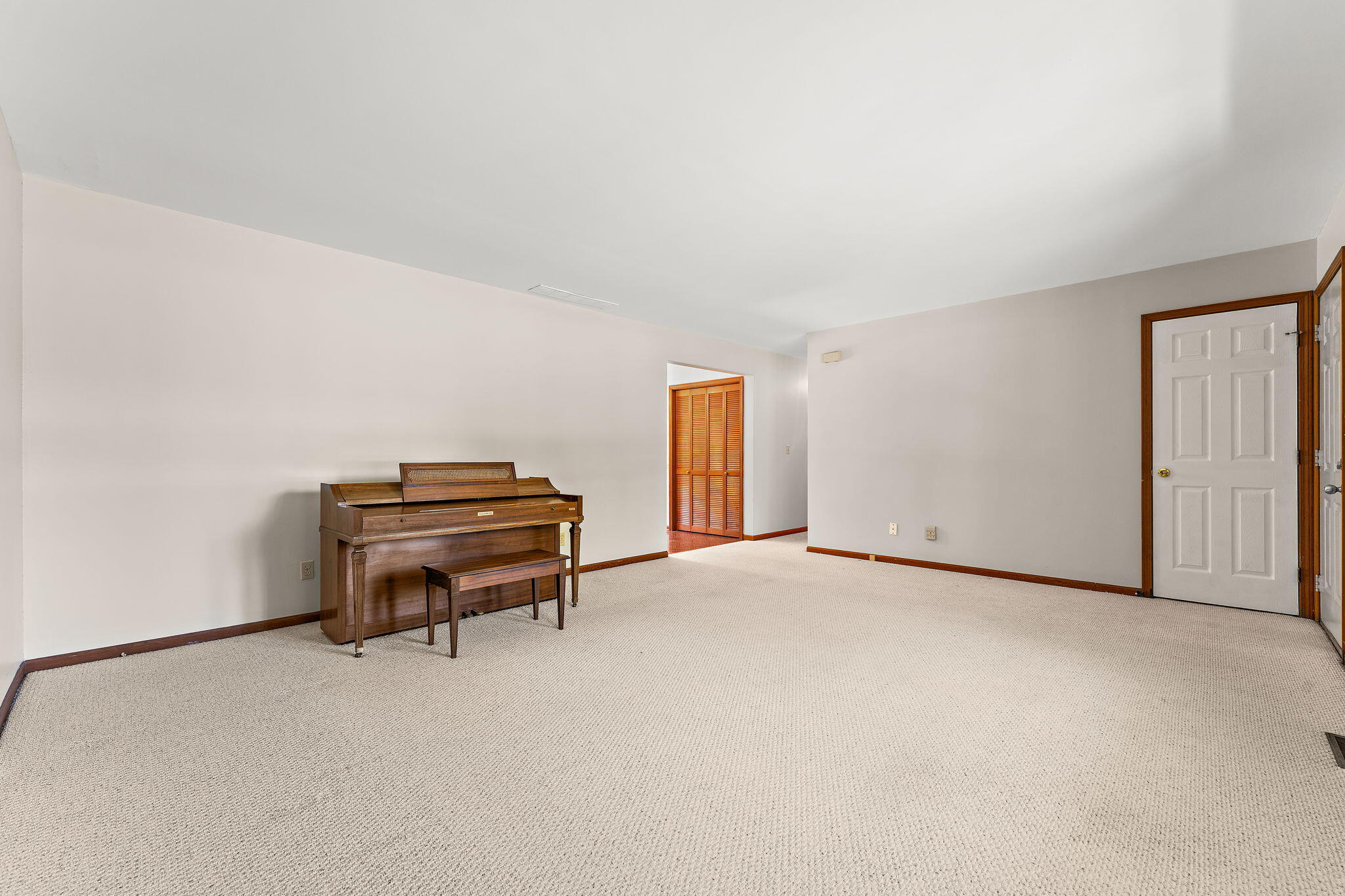 9082 Estates Drive Demotte, IN 46310 - Photo 4 of 20 2048x1365