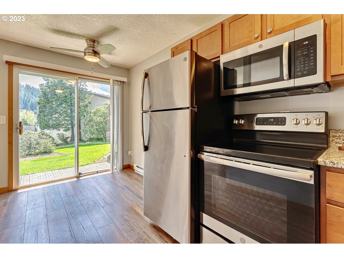 200 Southwest Florence Avenue, Unit C9 Gresham, OR 97080 - Photo 15 of 32 a view of an empty room with a window