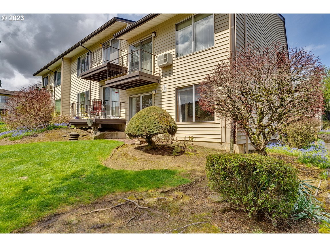 200 Southwest Florence Avenue, Unit C9 Gresham, OR 97080 - Photo 23 of 32 a front view of a house with garden