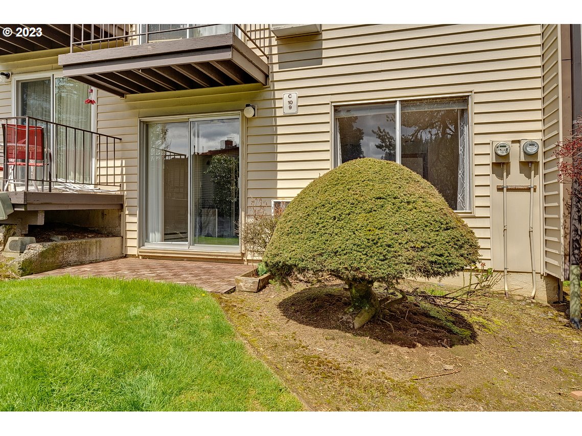 200 Southwest Florence Avenue, Unit C9 Gresham, OR 97080 - Photo 24 of 32 a view of a house with backyard and porch