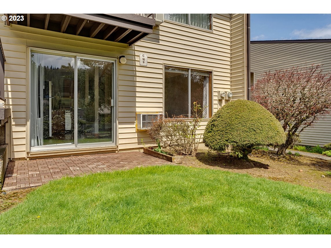 200 Southwest Florence Avenue, Unit C9 Gresham, OR 97080 - Photo 25 of 32 a view of backyard of a house