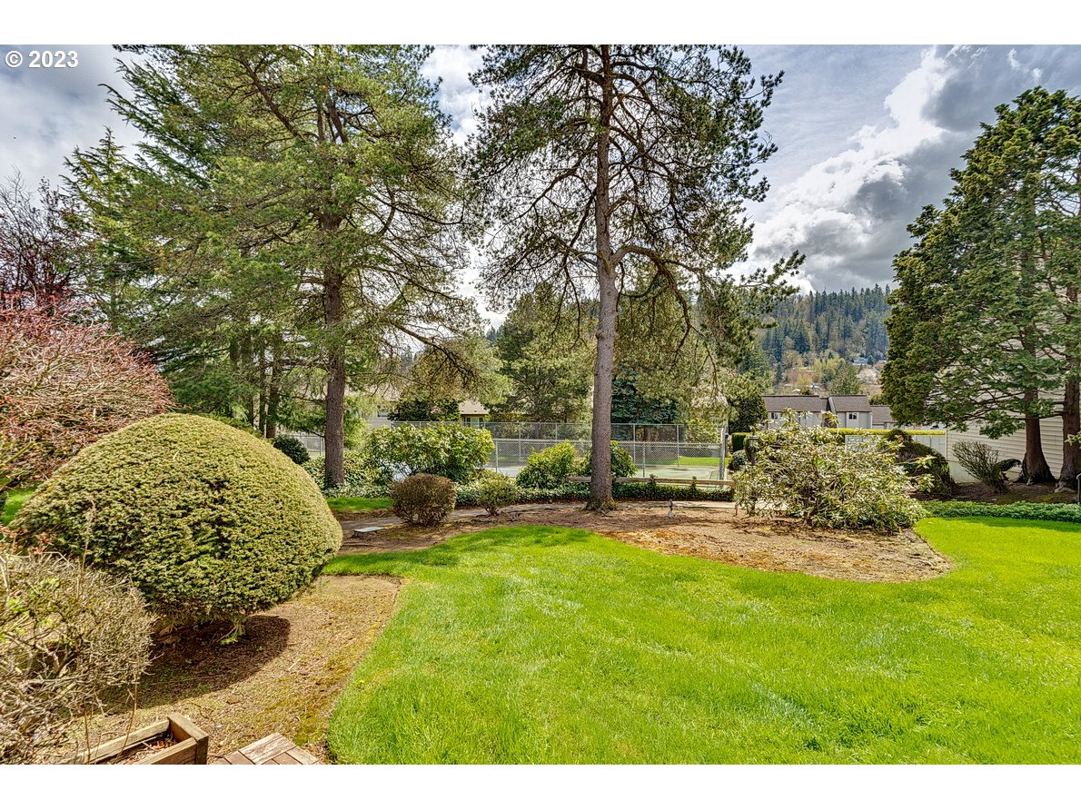 200 Southwest Florence Avenue, Unit C9 Gresham, OR 97080 - Photo 26 of 32 a view of a back yard