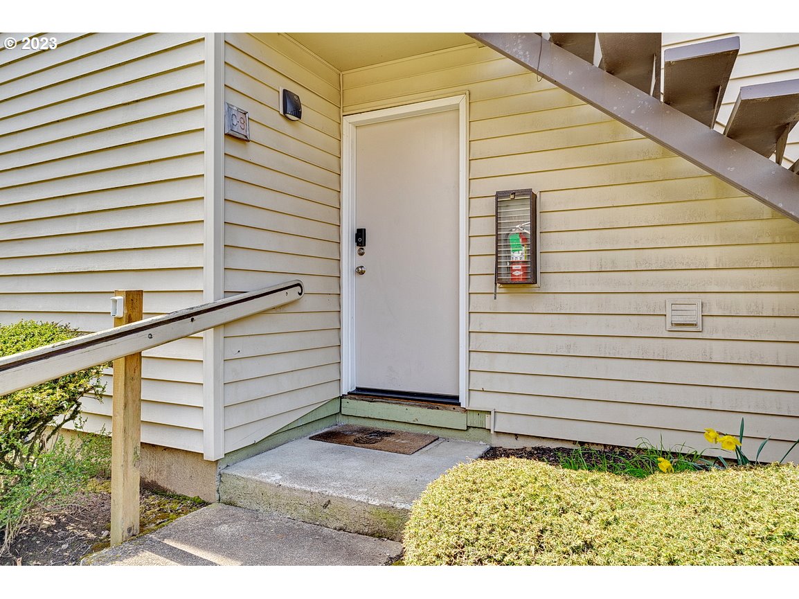 200 Southwest Florence Avenue, Unit C9 Gresham, OR 97080 - Photo 3 of 32 a view of a back yard of the house